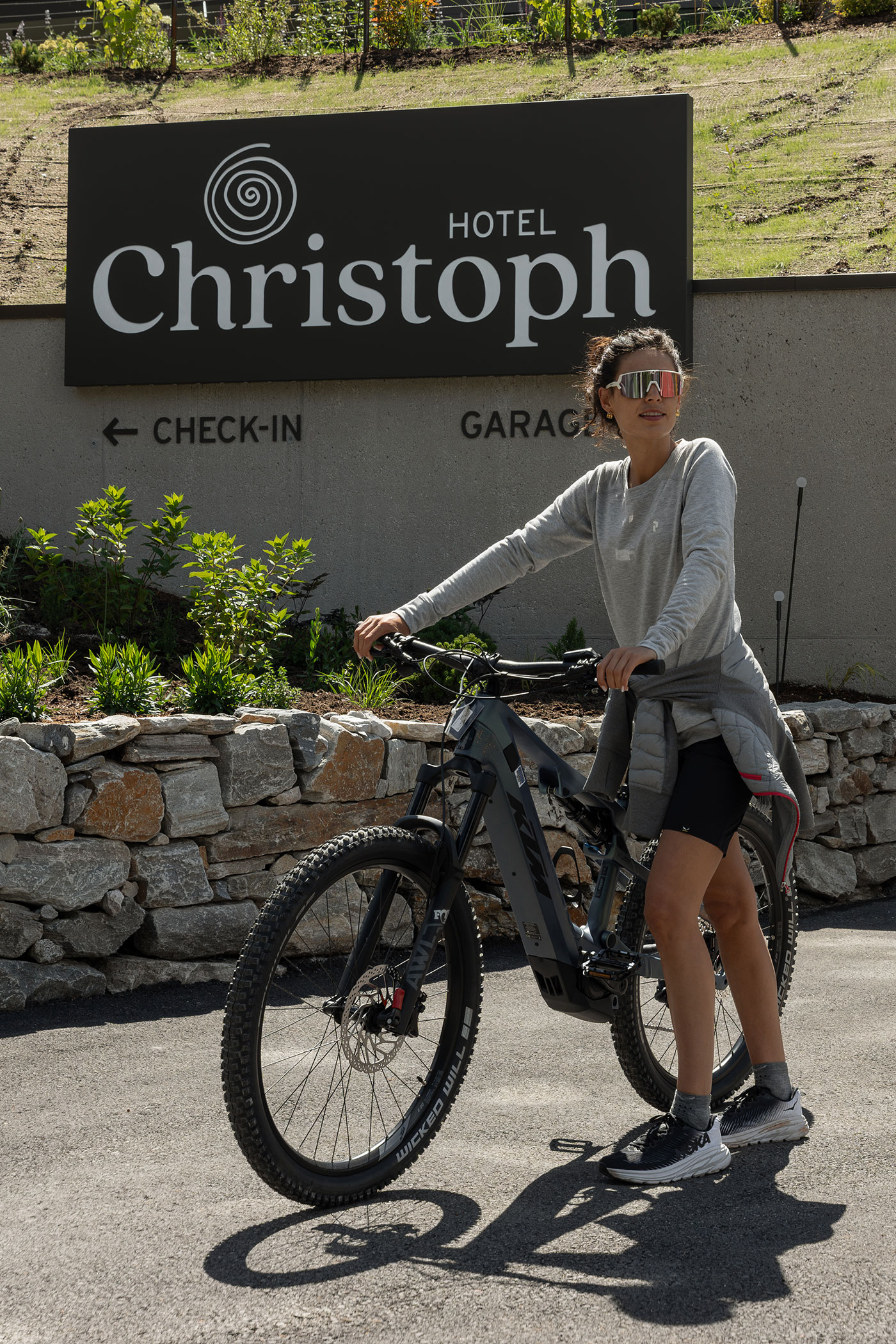 Gast mit Mountainbike vor dem Hotel Christoph
